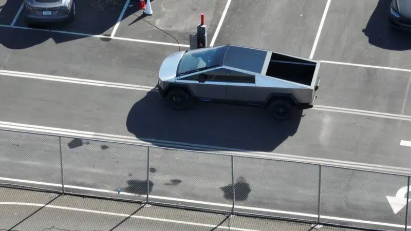 Tesla Cybertruck "spiato" dal drone sulla pista di Fremont