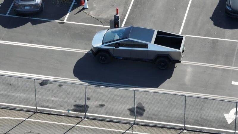 Tesla Cybertruck &quot;spiato&quot; dal drone sulla pista di Fremont