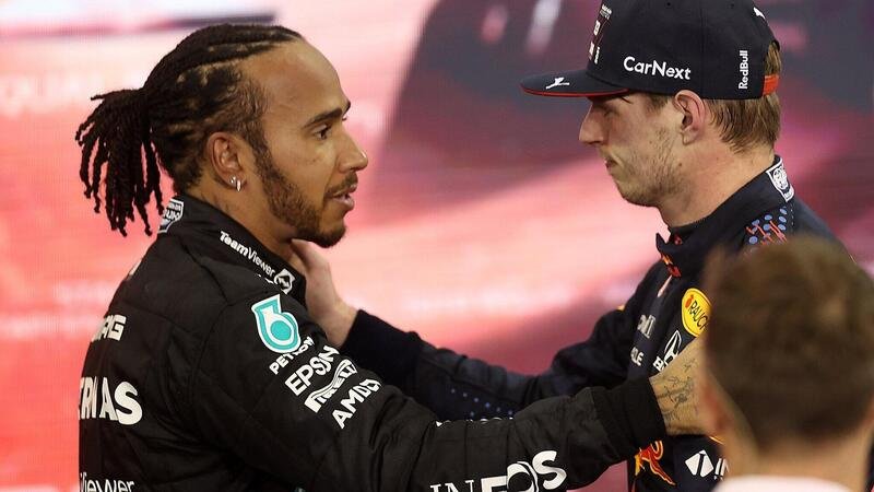 F1: oggi dovremmo parlare di Verstappen e Hamilton. E invece la direzione gara ha di nuovo rubato la scena