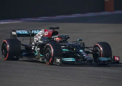 F1, il futuro è già arrivato: in pista ad Abu Dhabi con le mule car con le gomme da 18