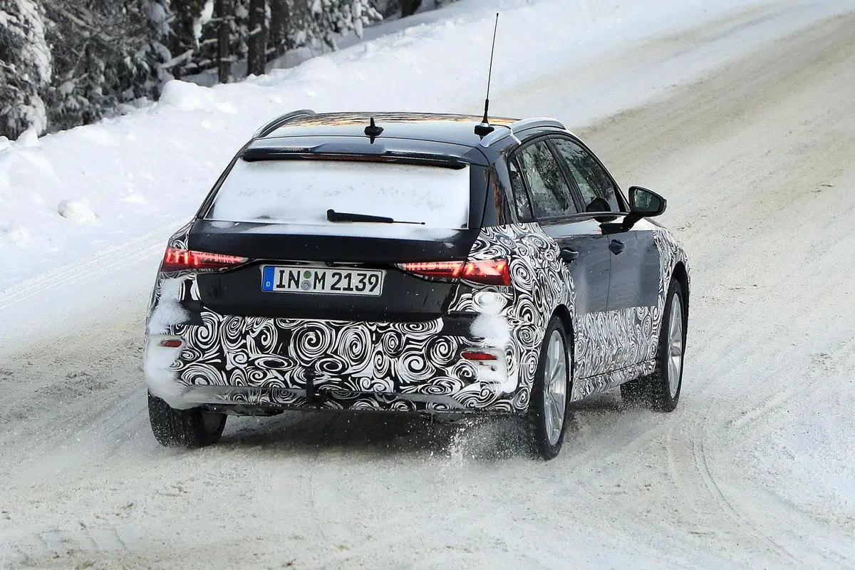 Audi A3, Citycarver o Allroad? Le foto spia della versione per l'off-road (3)