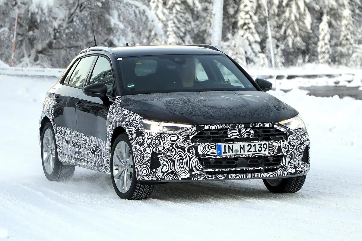 Audi A3, Citycarver o Allroad? Le foto spia della versione per l'off-road (4)