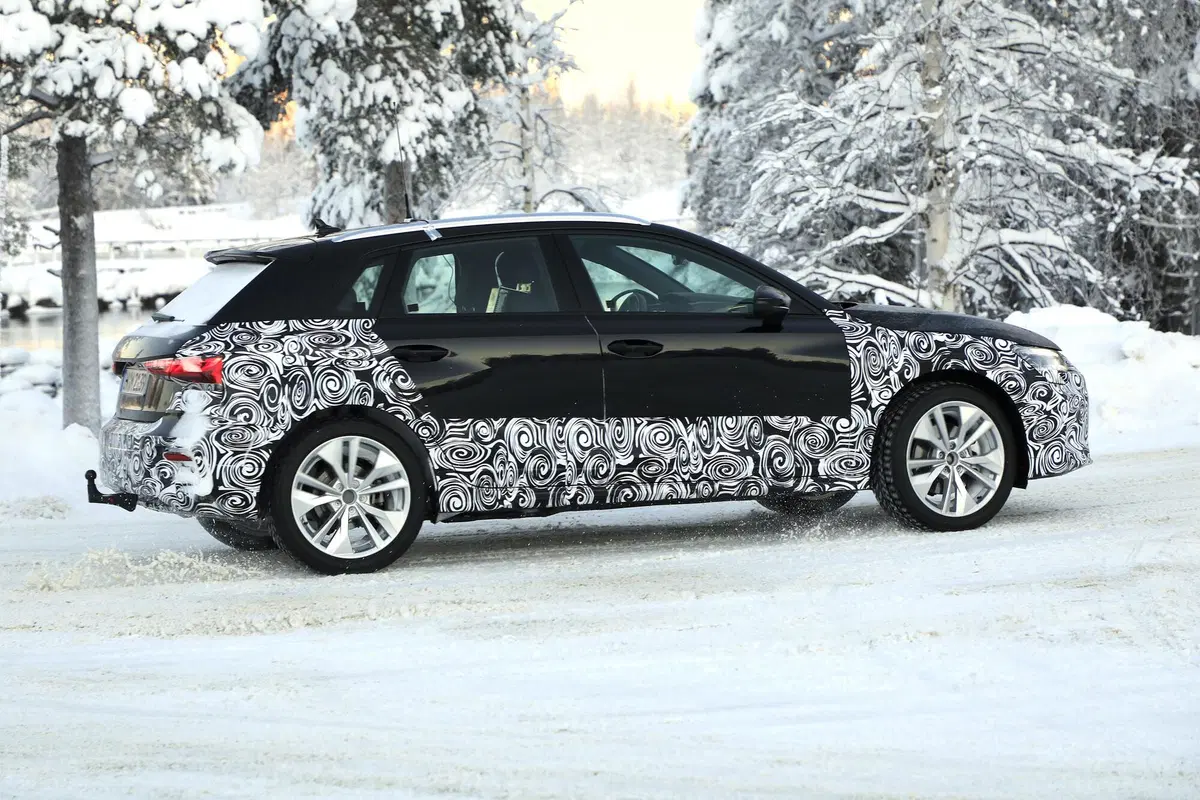 Audi A3, Citycarver o Allroad? Le foto spia della versione per l'off-road (9)