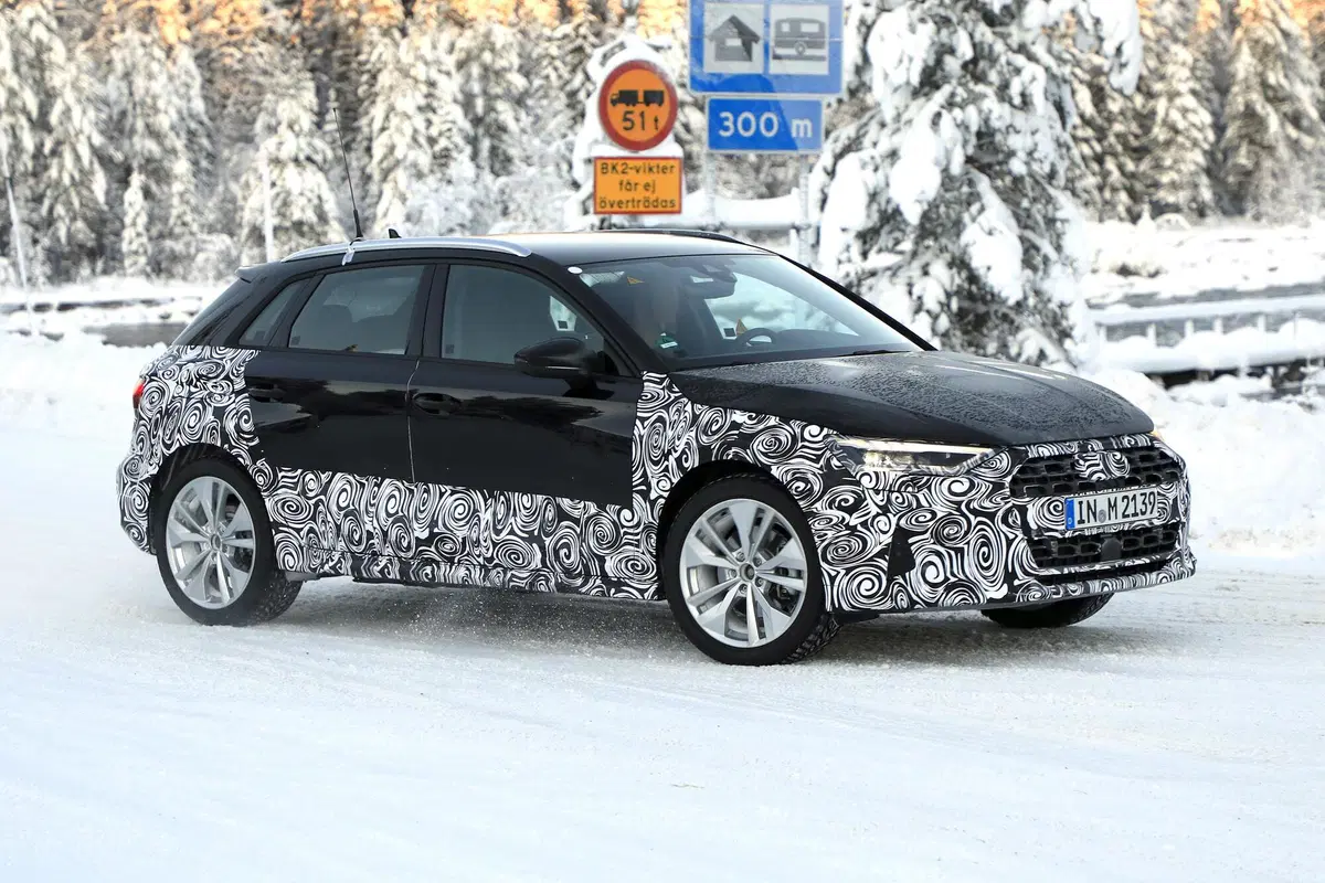 Audi A3, Citycarver o Allroad? Le foto spia della versione per l'off-road (2)
