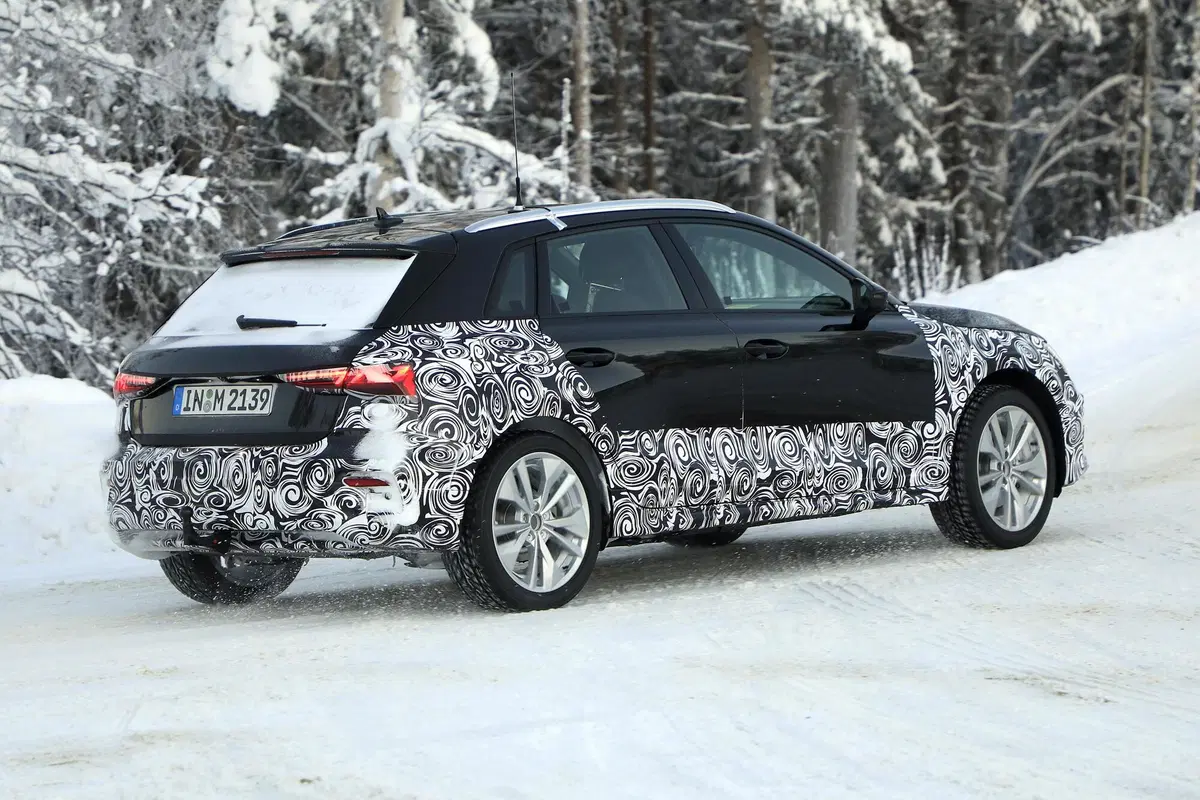 Audi A3, Citycarver o Allroad? Le foto spia della versione per l'off-road (10)