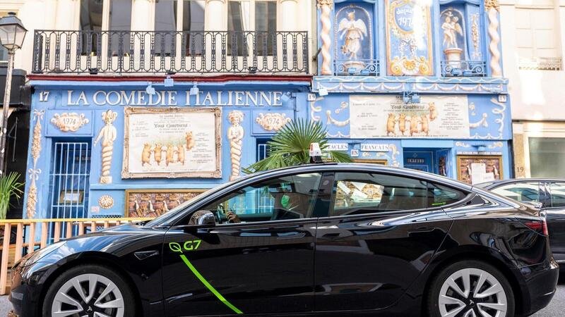 Tesla taxi sospesi dal servizio a Parigi per un grave incidente 