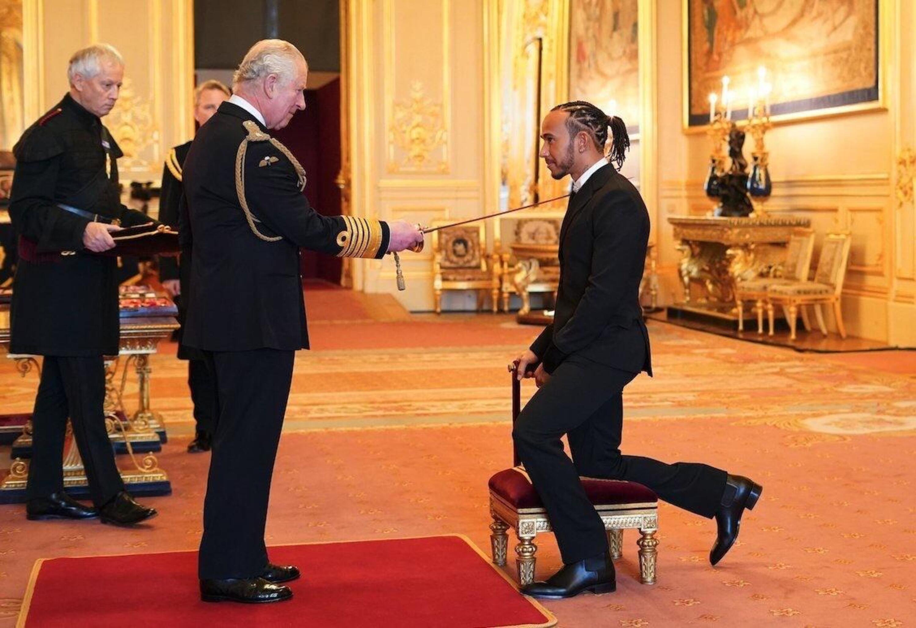 F1, Lewis Hamilton diventa ufficialmente Sir: la cerimonia al castello di Windsor