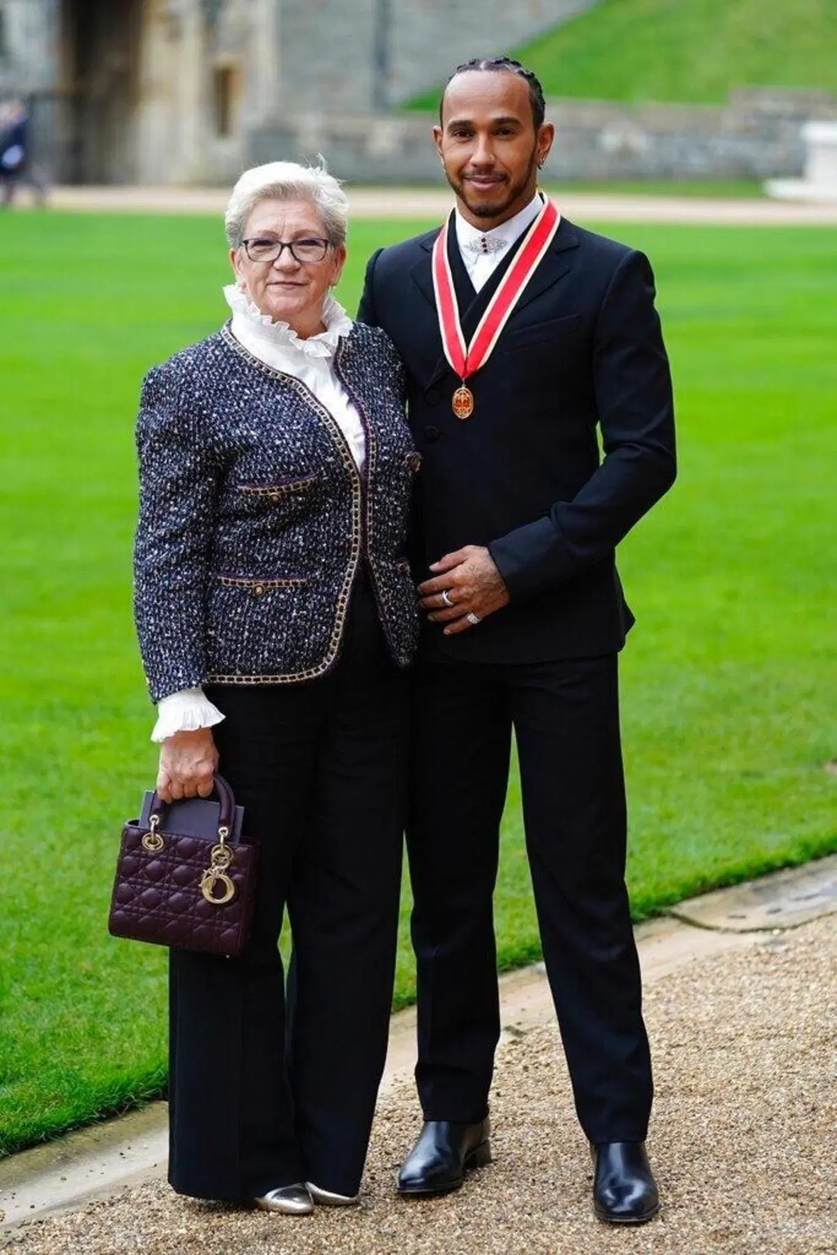F1, Lewis Hamilton diventa ufficialmente Sir: la cerimonia al castello di Windsor (3)