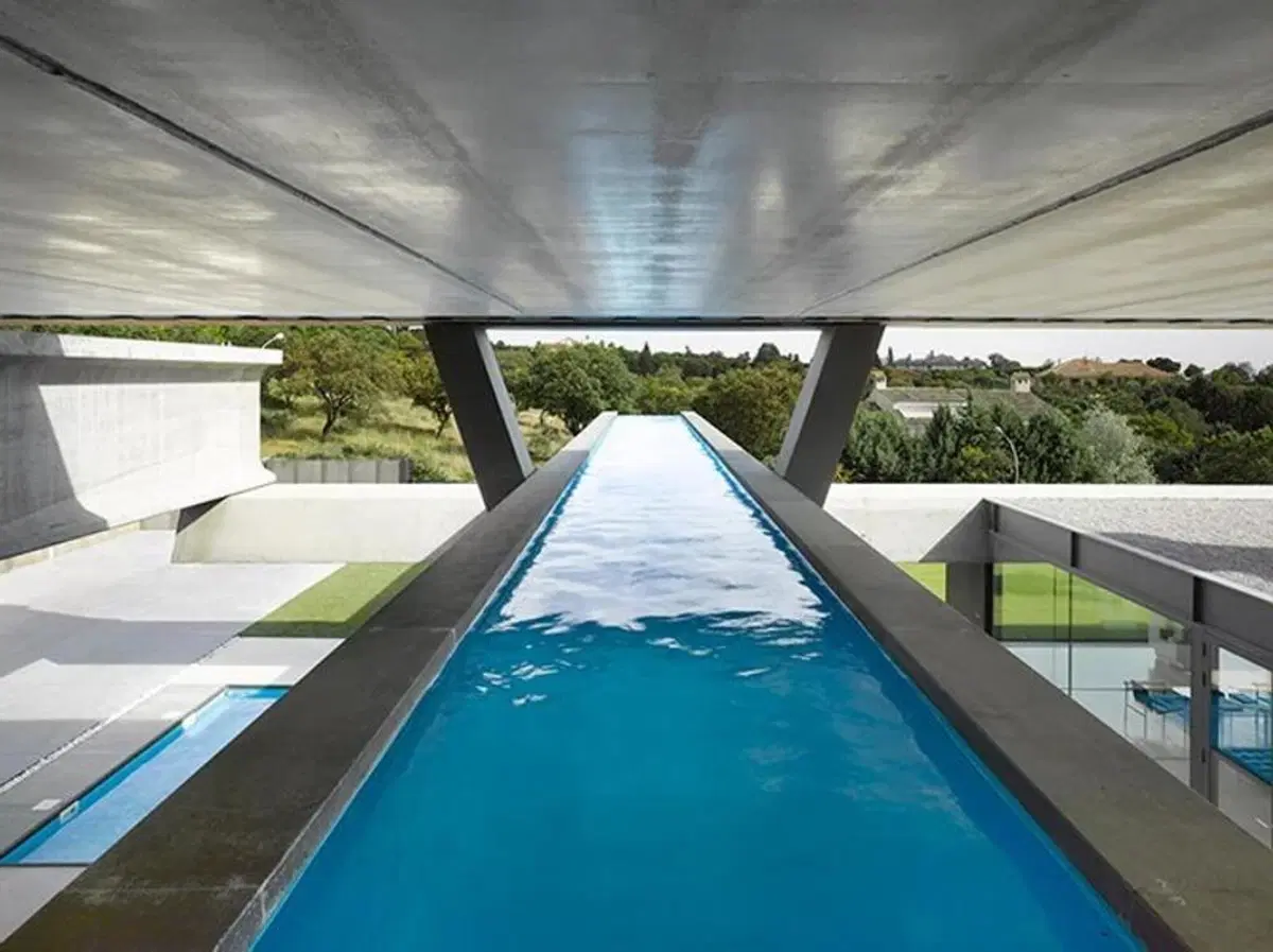 Dai componenti autostradali dismessi nasce una villa di lusso (7)
