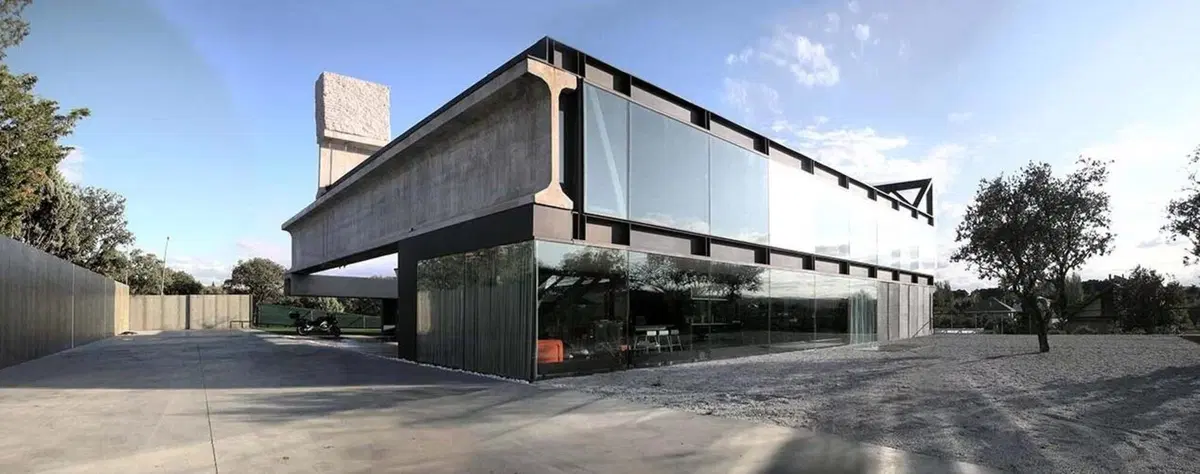 Dai componenti autostradali dismessi nasce una villa di lusso