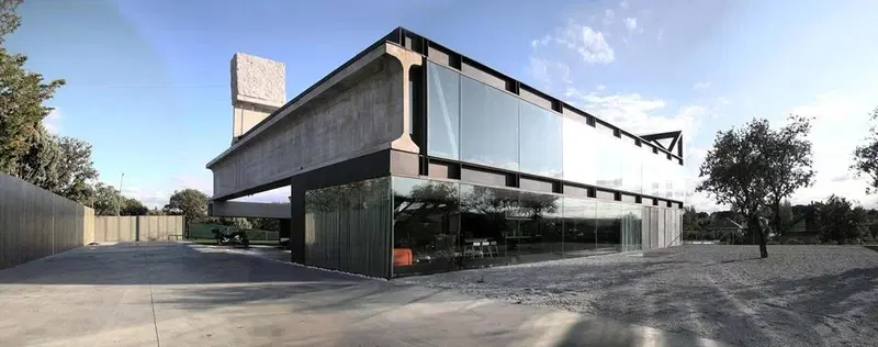 Dai componenti autostradali dismessi nasce una villa di lusso