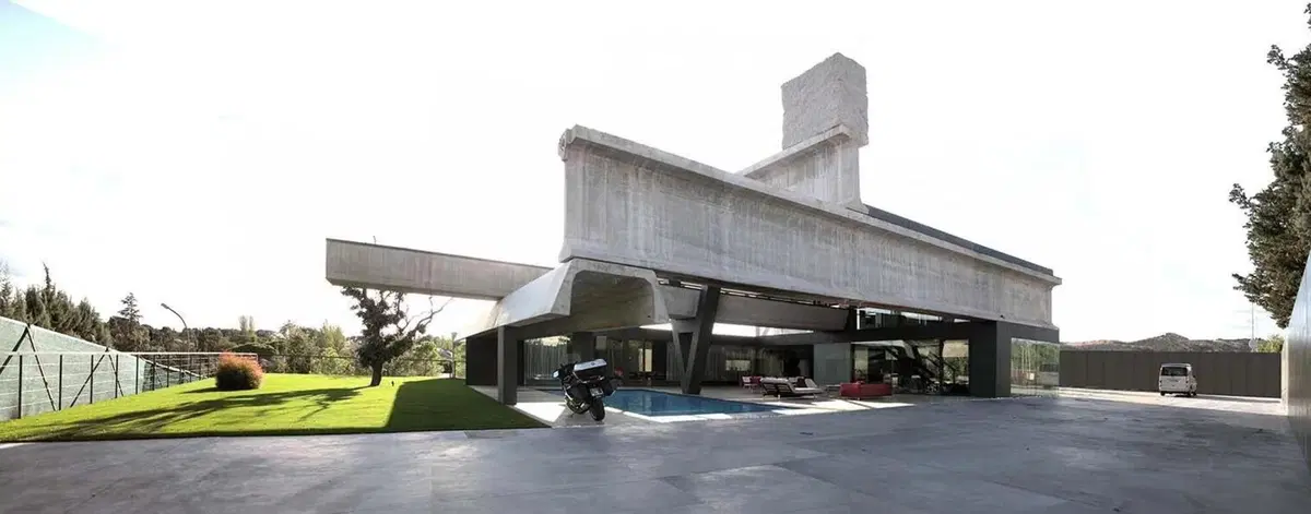 Dai componenti autostradali dismessi nasce una villa di lusso (2)