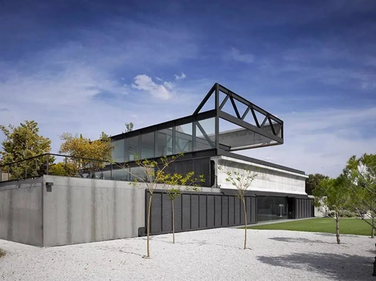 Dai componenti autostradali dismessi nasce una villa di lusso (8)