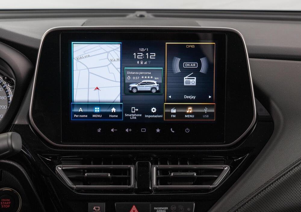 Il nuovo display da 9&quot; con Apple Carplay wireless ed Android Auto