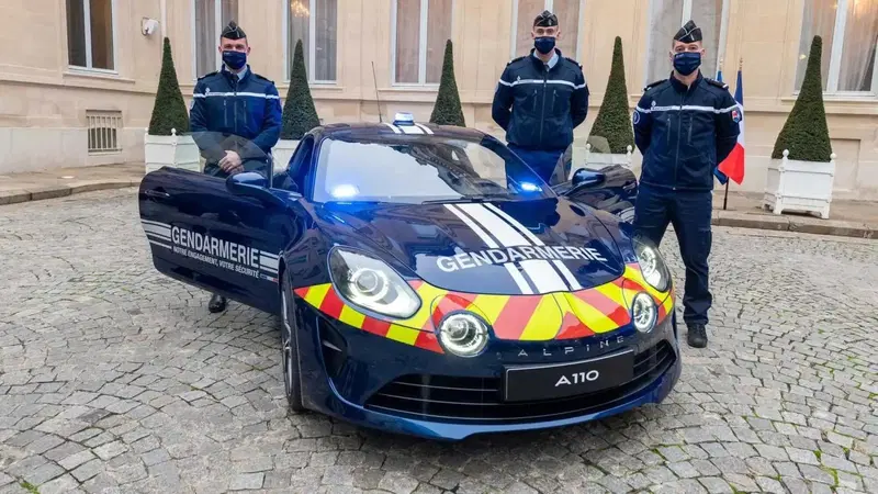 L'Alpine A110 a disposizione della Polizia francese: guidata a manetta da Ocon [video]