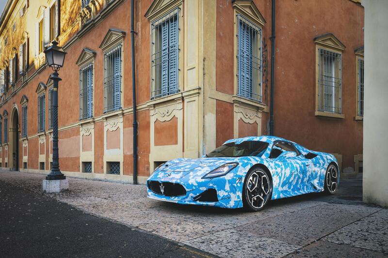 Maserati MC20, in arrivo la versione cabrio in una veste camouflage  