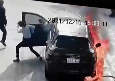 Piromane da fuoco ad una Porsche Cayenne [video]