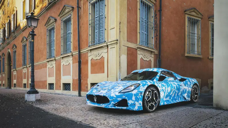 Maserati MC20, in arrivo la versione cabrio in una veste camouflage  