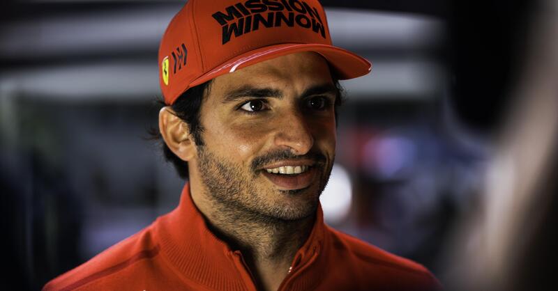 F1, Carlos Sainz &egrave; in Ferrari per restarci. L&#039;indizio arriva dal ritorno di uno sponsor 