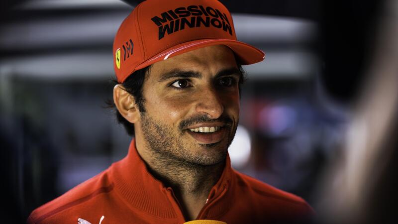 F1, Carlos Sainz &egrave; in Ferrari per restarci. L&#039;indizio arriva dal ritorno di uno sponsor 