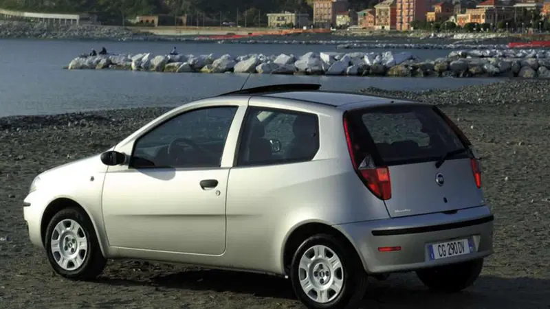 Vent&rsquo;anni di listino prezzi auto in euro: come sono cambiati (aumentati) i costi