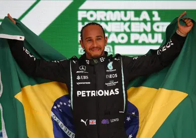 F1, la Mercedes W13 ruggisce per la prima volta. Hamilton, invece, sta in silenzio
