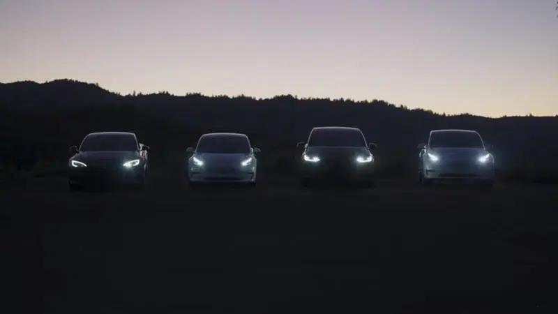 Ecco il regalo di Natale Tesla ai fan: il video dove la gamma completa "balla" Tesla's S3XY Light Show