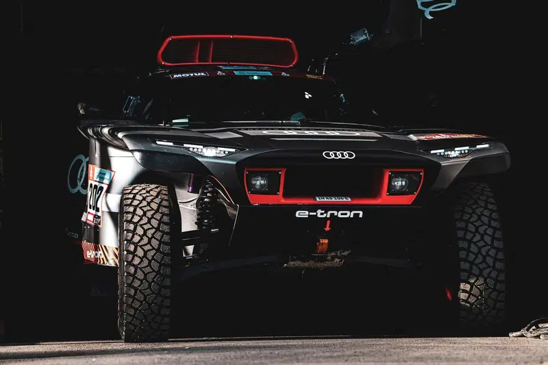 Dakar 2022: prima speciale a Sanders (moto) e Al-Attiyah (auto) ma la sorpresa &egrave; Sainz con l'Audi RS Q e-tron elettrica