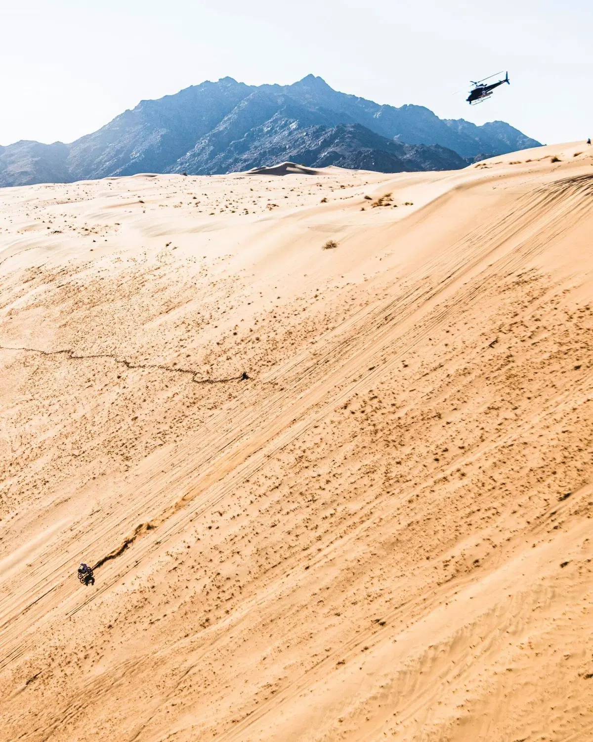 Dakar 2022: prima speciale a Sanders (moto) e Al-Attiyah (auto) ma la sorpresa è Sainz con l'Audi RS Q e-tron elettrica (7)