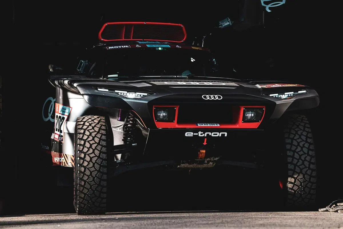 Dakar 2022: prima speciale a Sanders (moto) e Al-Attiyah (auto) ma la sorpresa è Sainz con l'Audi elettrica