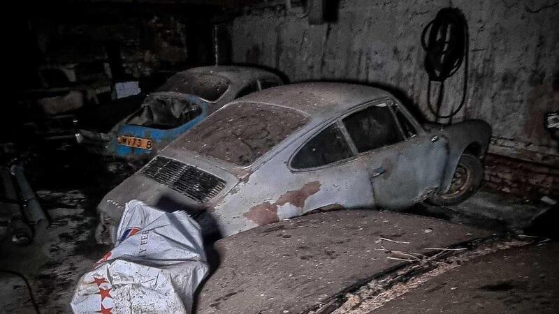 Il cimitero delle auto vintage in un fienile inglese: tristezza e stupore