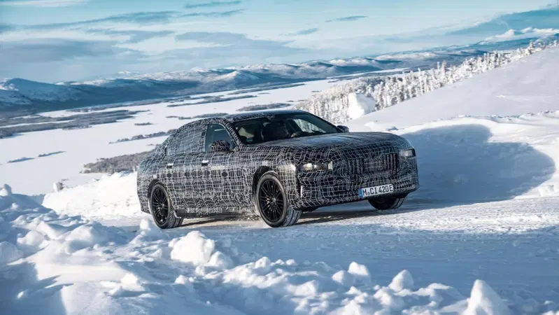 Nuova grande BMW ma senza "gran motore"? Serie 7 abbandona il V12 [ibrida o BEV]