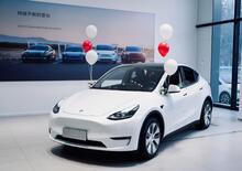 Tesla nella bufera: lo showroom nello Xinjiang sotto accusa