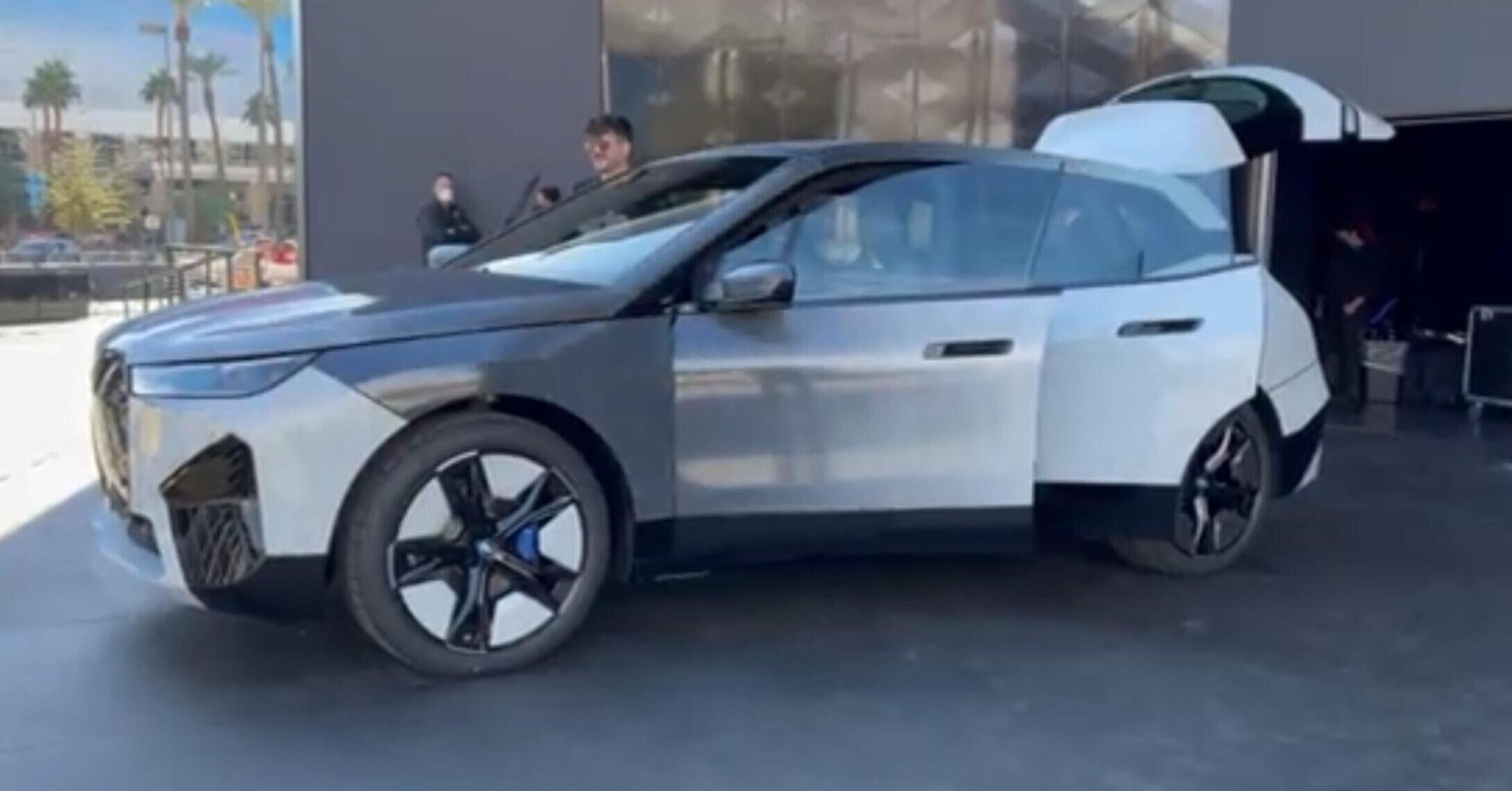 BMW iX al CES 2022: da &quot;normale&quot; a taxi con un clic [VIDEO]