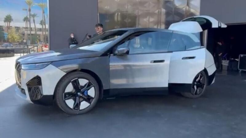 BMW iX al CES 2022: da &quot;normale&quot; a taxi con un clic [VIDEO]