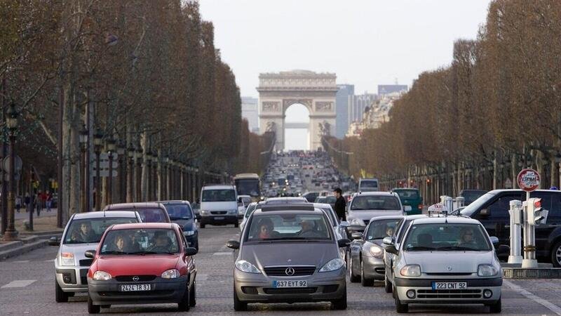 Francia, la lotta alla CO2 si fa a suon di tasse a carico degli automobilisti 