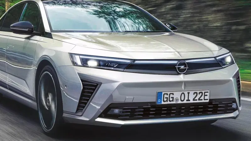 Addio all'ultima Opel tedesca: la nuova Insignia sar&agrave; ricaricabile [VIDEO]