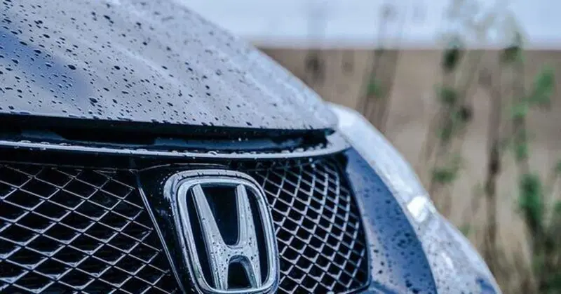 Ritorno al futuro per le auto Honda: un bug riporta gli orologi a 20 anni fa