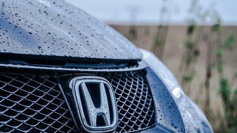 Ritorno al futuro per le auto Honda: un bug riporta gli orologi a 20 anni fa