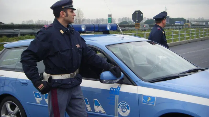 Non &egrave; un film ma l'Italia: polizia stradale a piedi ripetutamente con Passat e Octavia [batterie KO]
