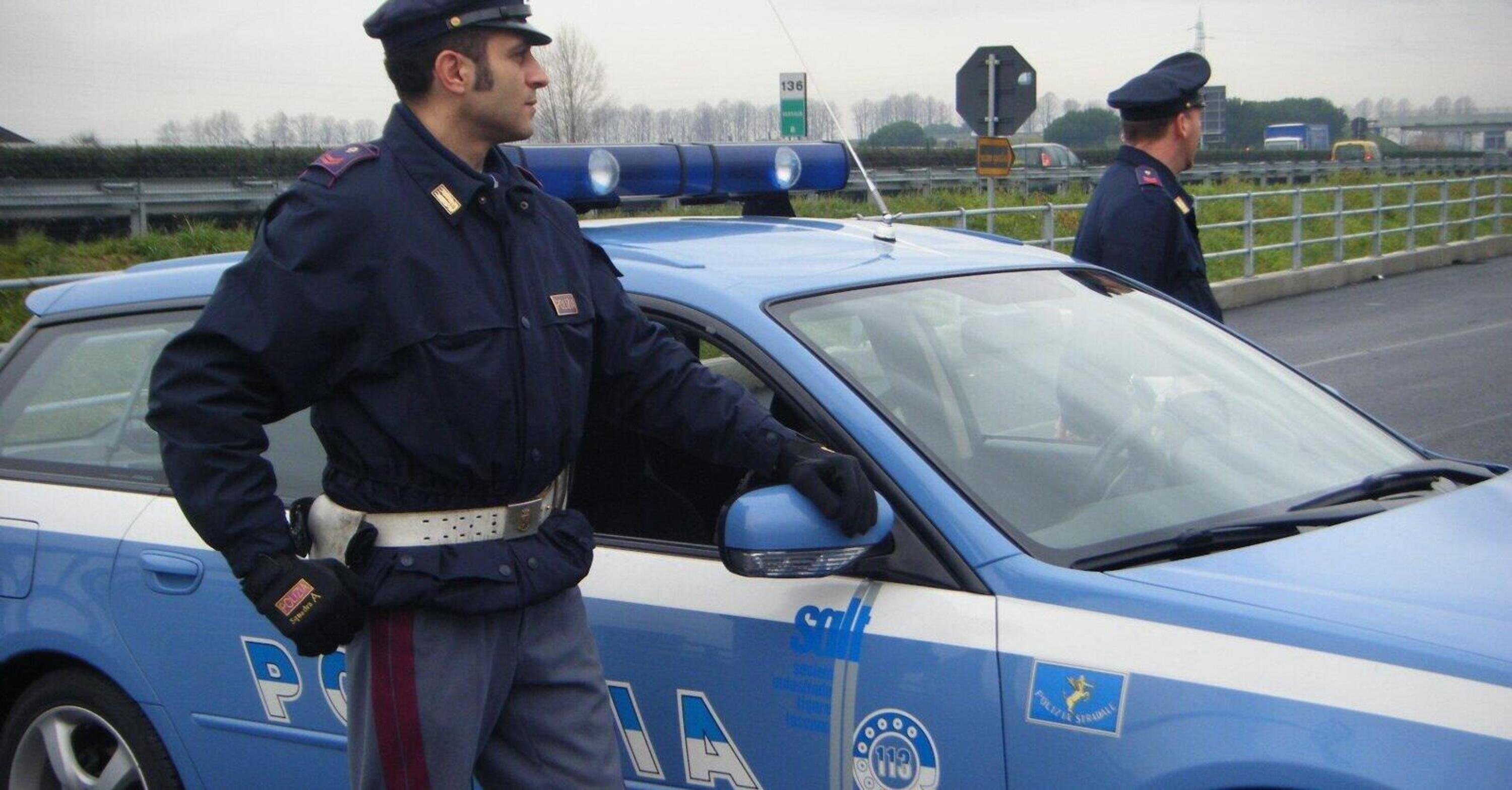 Non &egrave; un film ma l&#039;Italia: polizia stradale a piedi ripetutamente con Passat e Octavia [batterie KO]