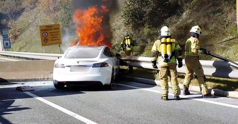 Le auto elettriche sono davvero a rischio incendio? 