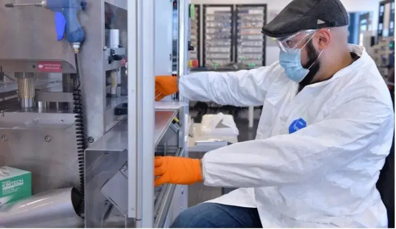 Un tecnico al lavoro sulla cella da 40 Ah/h di Factorial