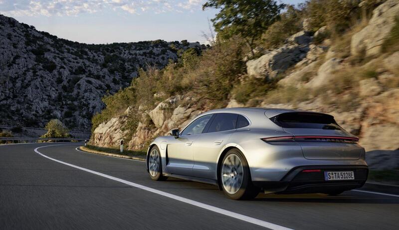 Porsche Taycan 2022 a listino con la versione Sport Turismo: anche GTS o Turbo alla spina