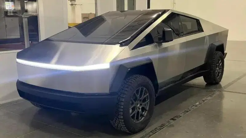Tesla Cybertruck, eccolo dal vivo: non sembra ancora vero [tesla-tergi surreale]