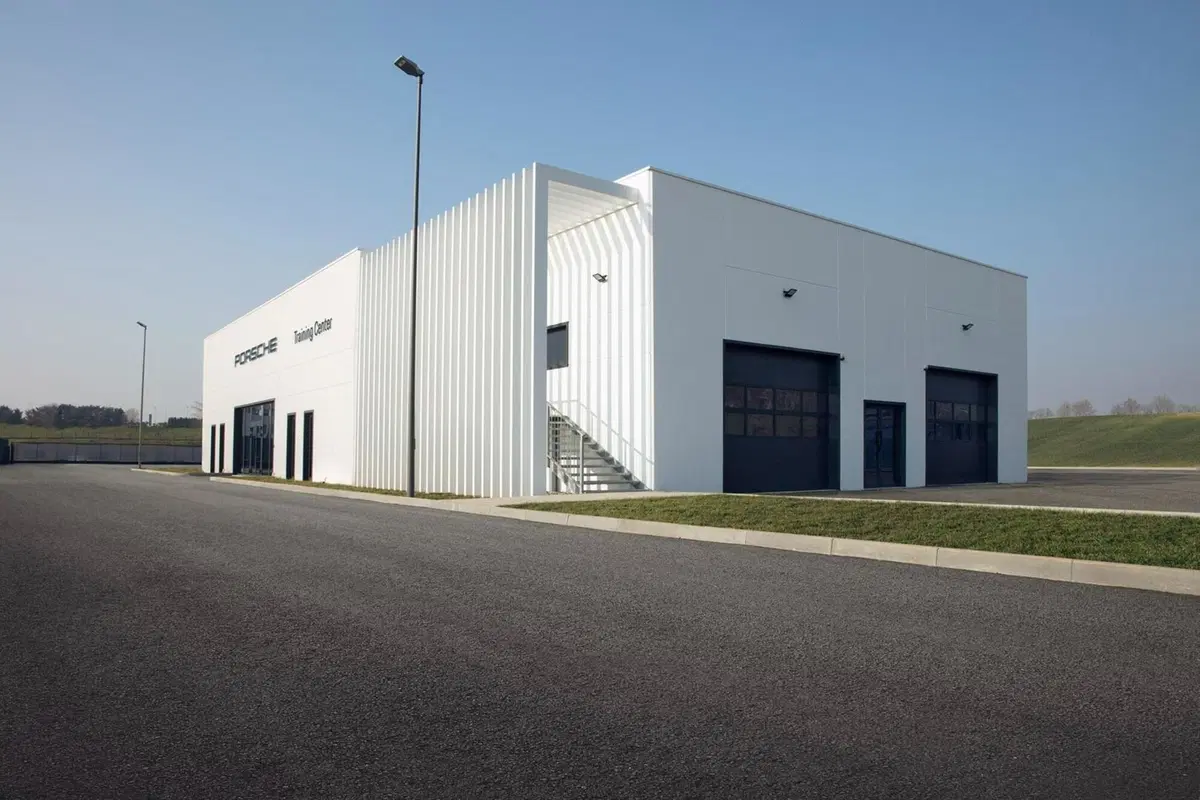 Porsche vende bene e in modo nuovo: Italia 3° mercato europeo grazie a Macan e nuovi format di contatto (6)