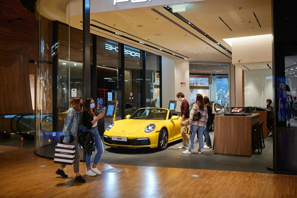 Porsche vende bene e in modo nuovo: Italia 3° mercato europeo grazie a Macan e nuovi format di contatto (14)