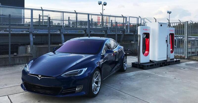 Colonnine ricarica BEV, Tesla ridimensiona tutti: potenza oltre 300 kW e Magic Dock per collegare auto di altri marchi