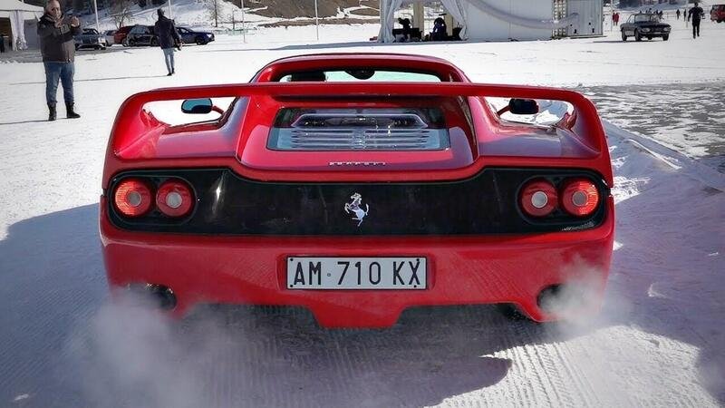 Il raro spettacolo: Ferrari F50 di malavoglia sulla neve perde qualche cilindro ma fa tanto rumore [video]