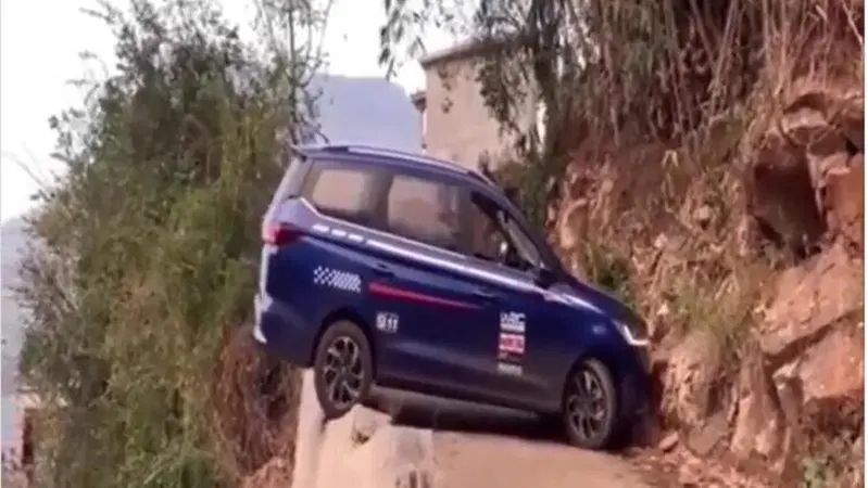 "La giro con un dito, dove voglio": questo video fa ricredere sulle capacit&agrave; di invertire senso marcia in auto